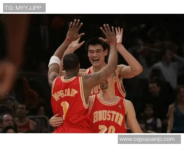 姚明与奥多姆的巅峰对决：篮球场上的传奇碰撞与精彩瞬间