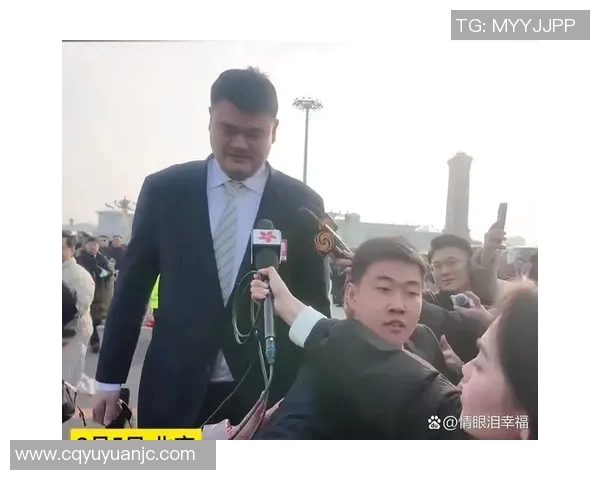 姚明挑战极限力量展示单杠技巧引发全场惊叹与热议