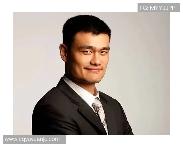 姚明驾驶迷你车畅游城市展现巨人风范与生活乐趣 姚明驾驶迷你车畅游城市展现巨人风范与生活乐趣