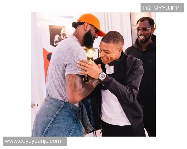 足球明星与詹姆斯亲密互动揭示体育界跨界合作新趋势